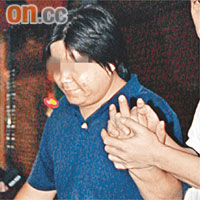 涉嫌捉姦傷人躁漢被帶走。