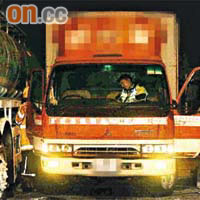 警員登上肇事貨車（中）調查。