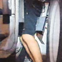 貨車司機被夾在兩貨車中間，不能動彈。	有線電視圖片