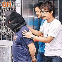 涉嫌爆竊疑匪被探員押走。