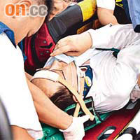 受傷醫生由救護員抬下的士送院。