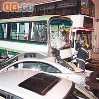 當日旅遊巴意外導致十三架車被撞毀。	資料圖片