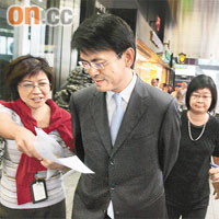 社民連成員收集簽名期間巧遇邱騰華，邀請他簽名抗議曾蔭權利益輸送。