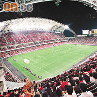 香港大球場難得再見到球賽觀眾爆棚的情景。	洪家健攝
