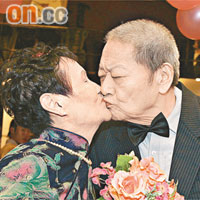 李少甫（右）和陳桂蘭（左）結婚六十多年，昨特意參加活動以作紀念。