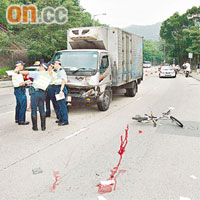 肇事貨車車頭撞凹，死者的單車翻在貨車旁。