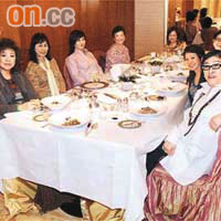 孫太（前右）尋日相約十位名太去Nicholini's大歎特色意大利菜。