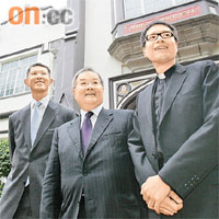 廖宜康、鄭慕智和管浩鳴（左至右）介紹聖公會建築群重新發展計劃。