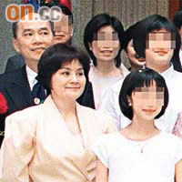 曾蔭煊（後左）在聲明透露其妻（前左）在去年中向石禮謙求助。	資料圖片