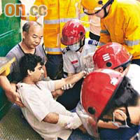 傷者由業主攙扶，在現場接受救護員包紮。