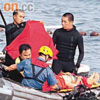 陳小舟的屍體由蛙人撈獲送上橡皮艇。