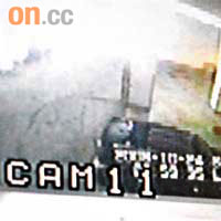 閉路電視攝得一輛可疑車輛泊在停車場。