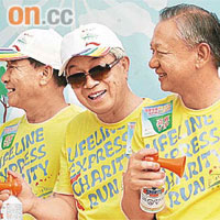 梁國聚(左起)、田期玉同李少光齊撐健康快車慈善跑。