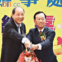 張學明（左）唔通暗示自己就係發叔（右）嘅接棒人？