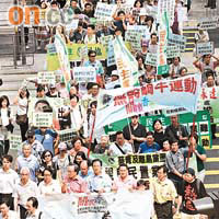 近二百名市民遊行抗議曾蔭權忽略低下階層及中產的置業需求。