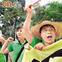 數十名菜園村關注組成員堅決反對港府為起高鐵而清拆菜園村。