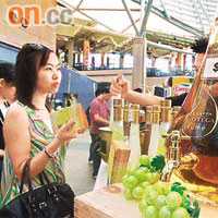 數碼港商場舉行美酒節，參展酒商提供免費試飲及試食，吸引不少市民到場。