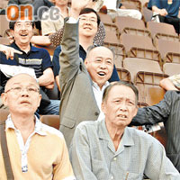 愛駒「包裝大師」爆大冷跑出，李運強揮手吶喊非常興奮。