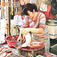 市民處理鮮魚時，應佩戴膠手套，慎防感染食肉菌。