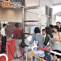 最新一期居屋貨尾單位昨起接受申請，首日吸引大批市民參觀示範單位。