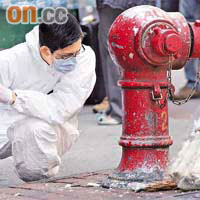 載鏹水的玻璃樽爆破後碎片遍地，鑑證人員檢查油漆被蝕至剝落的消防水龍頭。