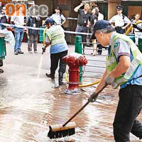 食環署人員事後清洗街道。