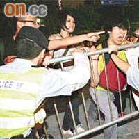 示威者情緒激動與警方發生推撞。