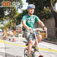 騎單車返工驚險15分鐘<br>10:20am「單車騎士」香富立由九龍塘寓所出發。 張琦攝