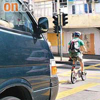 10:25am行至衙前圍道，被尾隨車輛緊貼。