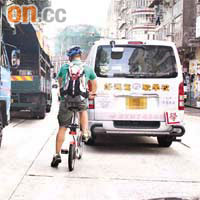 10:27am行至樂善道，夾在四輛車中間。