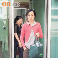 被告劉兆華身穿鮮紅外套出庭，他的手指並塗上紅色甲油。
