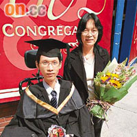 曉鋒以一級榮譽大學畢業，劉媽媽（右）喜上眉梢。