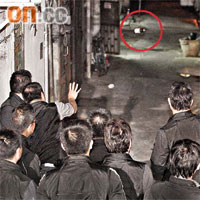 探員投擲玻璃樽（紅圈示）測試兇徒投擲位置。