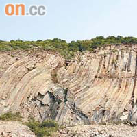 萬宜水庫東壩的六角火山岩柱，有一億四千萬年歷史，壯觀瑰麗。