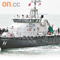 65號水警輪昨午載着三十名便服水警警官到蒲台島碼頭大吃海鮮餐。