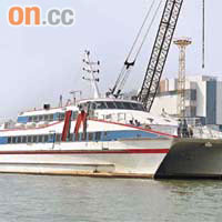 被撞雙體船停泊在蓮花山港貨櫃碼頭，作進一步調查。