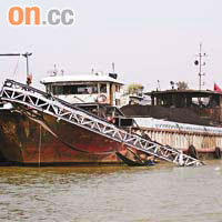 運沙船自卸橋（船頭鐵臂）與雙體船相撞後折斷跌落海中。