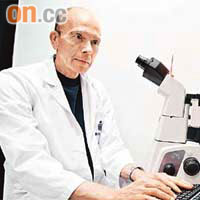 保羅史慕在科大實驗室研發蛋白藥物。