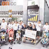 約八架BB車及近百名市民在中環遊行，抗議空氣質素每況愈下。