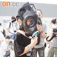 有小童戴上巨型面罩抗議市區空氣污染嚴重。