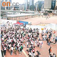 千名市民到中環新天星碼頭遊行，要求「還港於民」。