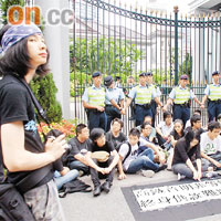 示威人士在禮賓府門外靜坐，不滿僅由警方代表接收他們的請願信及抗議橫額。