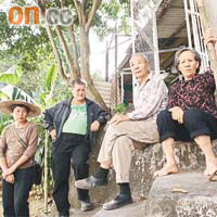 （左起）孫太、孫錦禧、羅慶及羅太不滿地政總署沒收寮肚村農地。 