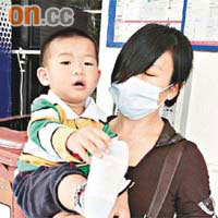 男嬰由母親送院檢驗後，舉起受傷小腳板呼痛。