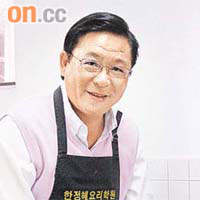 着住圍裙撈泡菜嘅林健鋒，啲手勢似模似樣喎！圖片由林健鋒提供