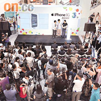 iPhone去年七月於香港推出時，大受年輕人歡迎。	資料圖片
