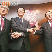 （左起）劉遵義、沈祖堯、鄭海泉互相握手，一起帶領中大發展為國際學府。