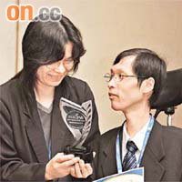 劉曉鋒與母親一起分享獲獎的喜悅。