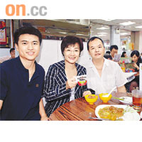 哪吒（中）為大發餐廳老闆彭敬威（左）同奶茶師傅賴旺明（右）打氣。
