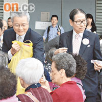 齊抗海嘯大聯盟主席方剛（左），昨日與安老事務委員會主席梁智鴻派發主題為敬老的消費券。